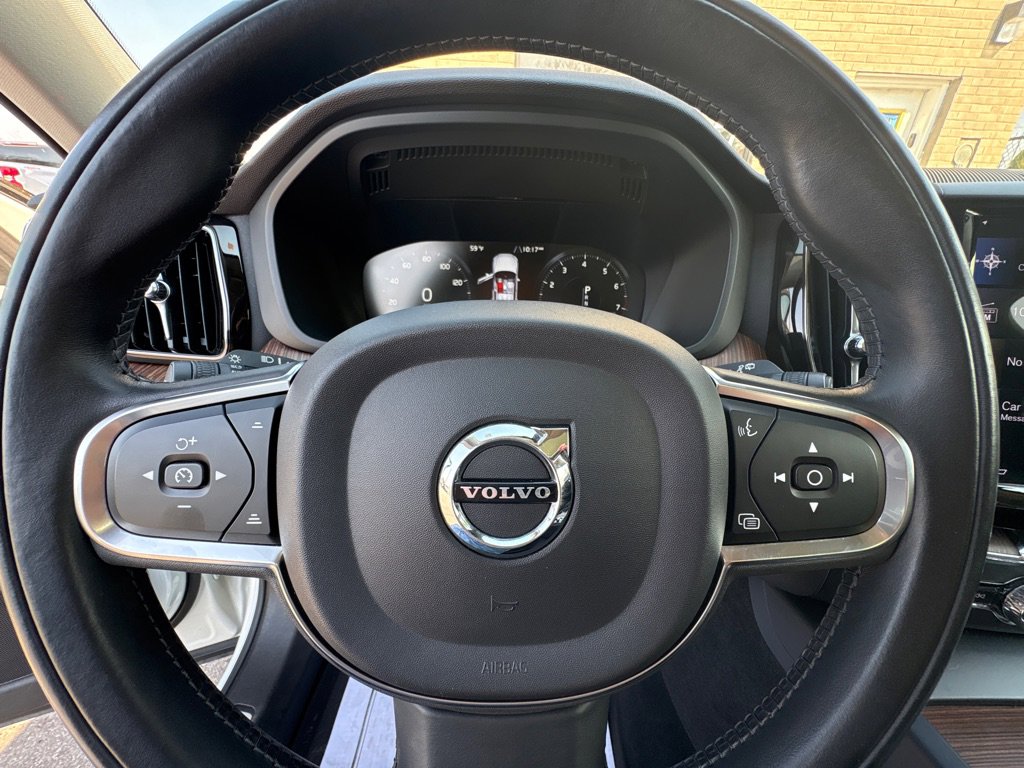 Used 2021 Volvo XC60 T6 Momentum image 14