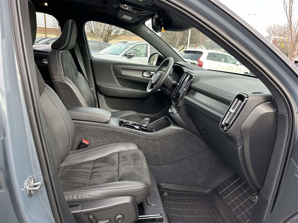 Used 2021 Volvo XC40 T5 R-Design w/ Climate Package image 12