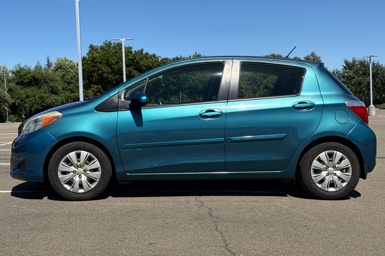 Used 2012 Toyota Yaris LE FWD image 7