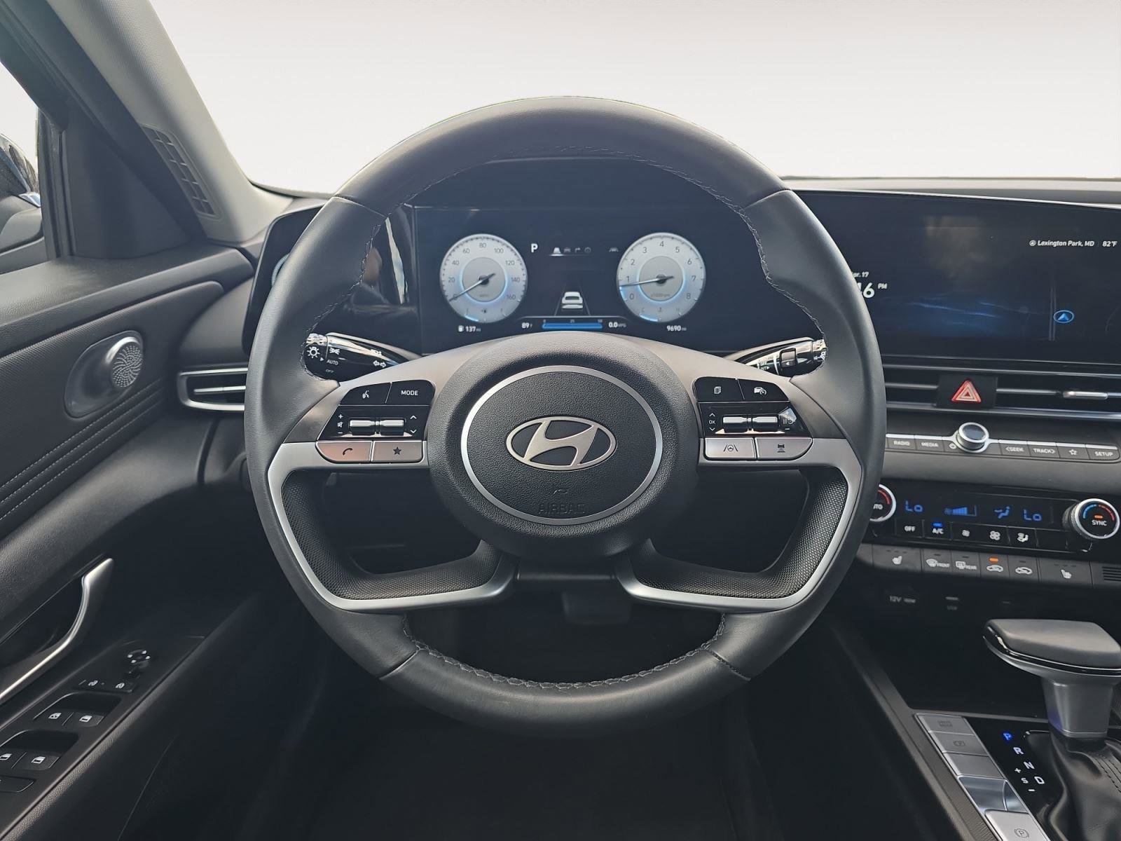 Used 2025 Hyundai Elantra SEL image 11