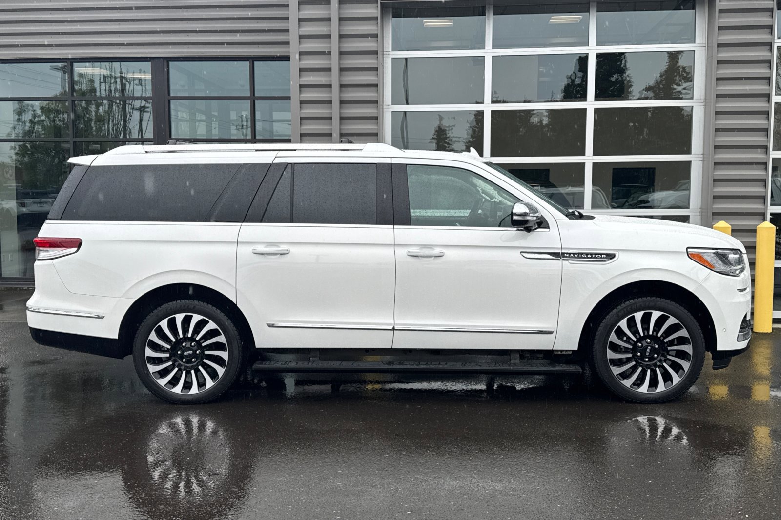 Certified 2024 Lincoln Navigator L Black Label AWD/4WD image 3