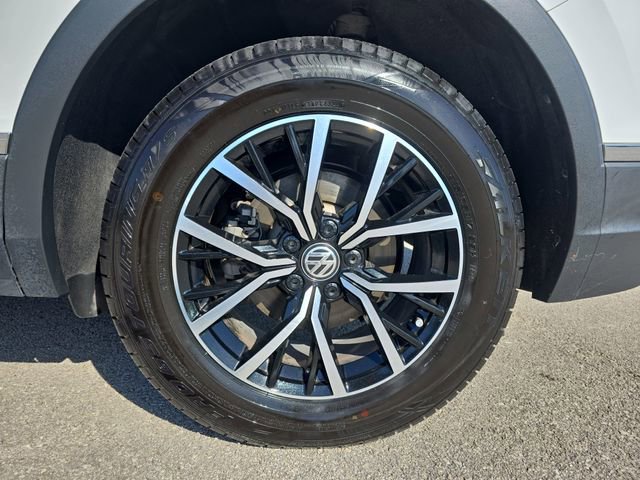 Used 2021 Volkswagen Tiguan SE image 33
