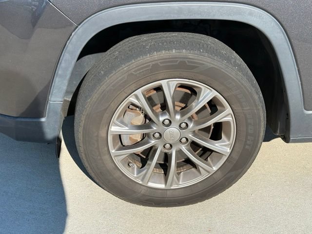 Used 2019 Jeep Cherokee Latitude Plus w/ Cold Weather Group AWD/4WD image 5