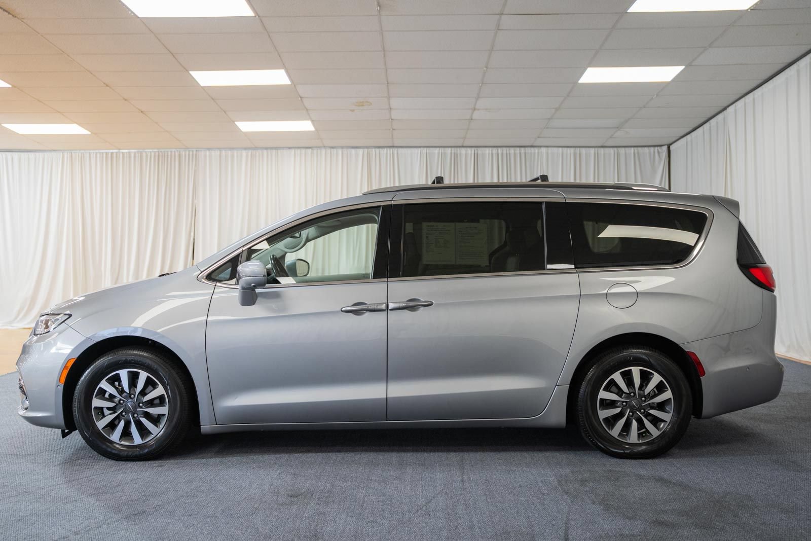 Used 2021 Chrysler Pacifica Touring-L w/ Uconnect Theater Family Group FWD image 5