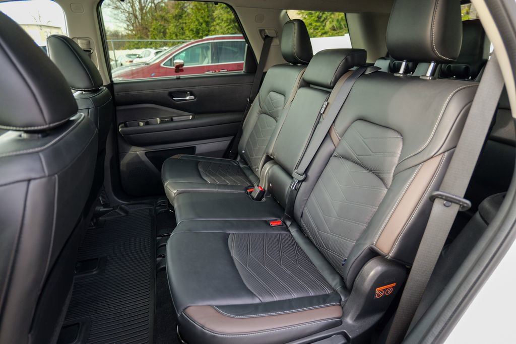 Used 2022 Nissan Pathfinder Platinum w/ Cargo Package image 28