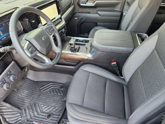 Used 2025 Chevrolet Silverado 1500 LT Trail Boss w/ Convenience Package II AWD/4WD image 4