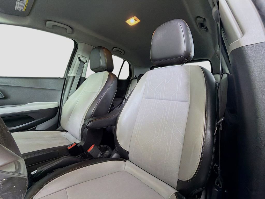 Used 2021 Chevrolet Trax LT w/ Sport Edition image 13