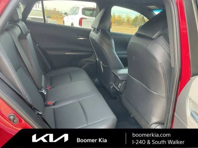 Used 2023 Toyota Venza XLE image 12