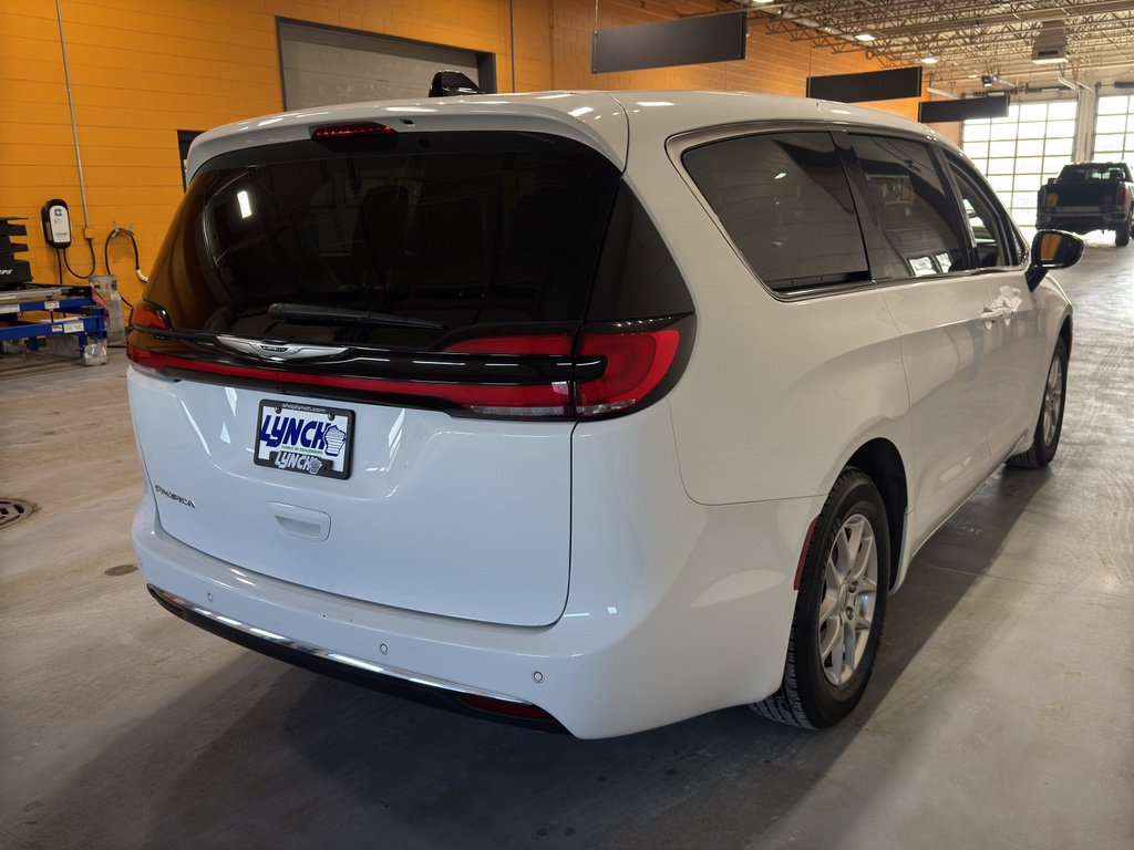 Used 2024 Chrysler Pacifica Touring-L image 5