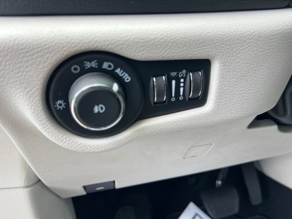 Used 2022 Chrysler Pacifica Touring-L FWD image 28