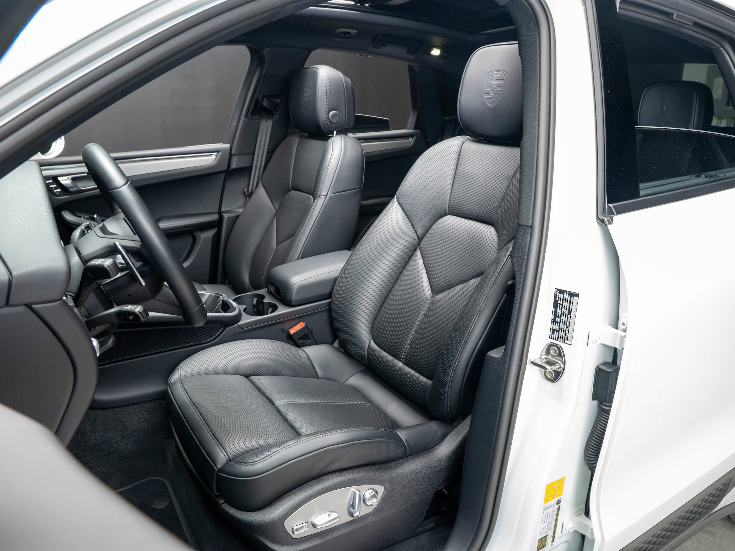 Certified 2026 Porsche Macan AWD/4WD image 5