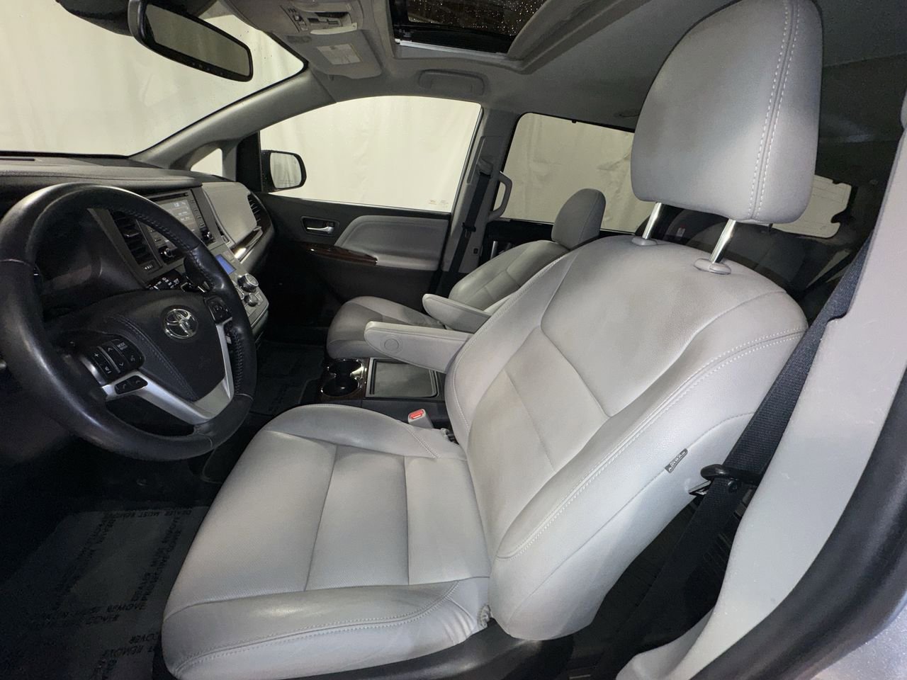 Used 2020 Toyota Sienna Limited image 17