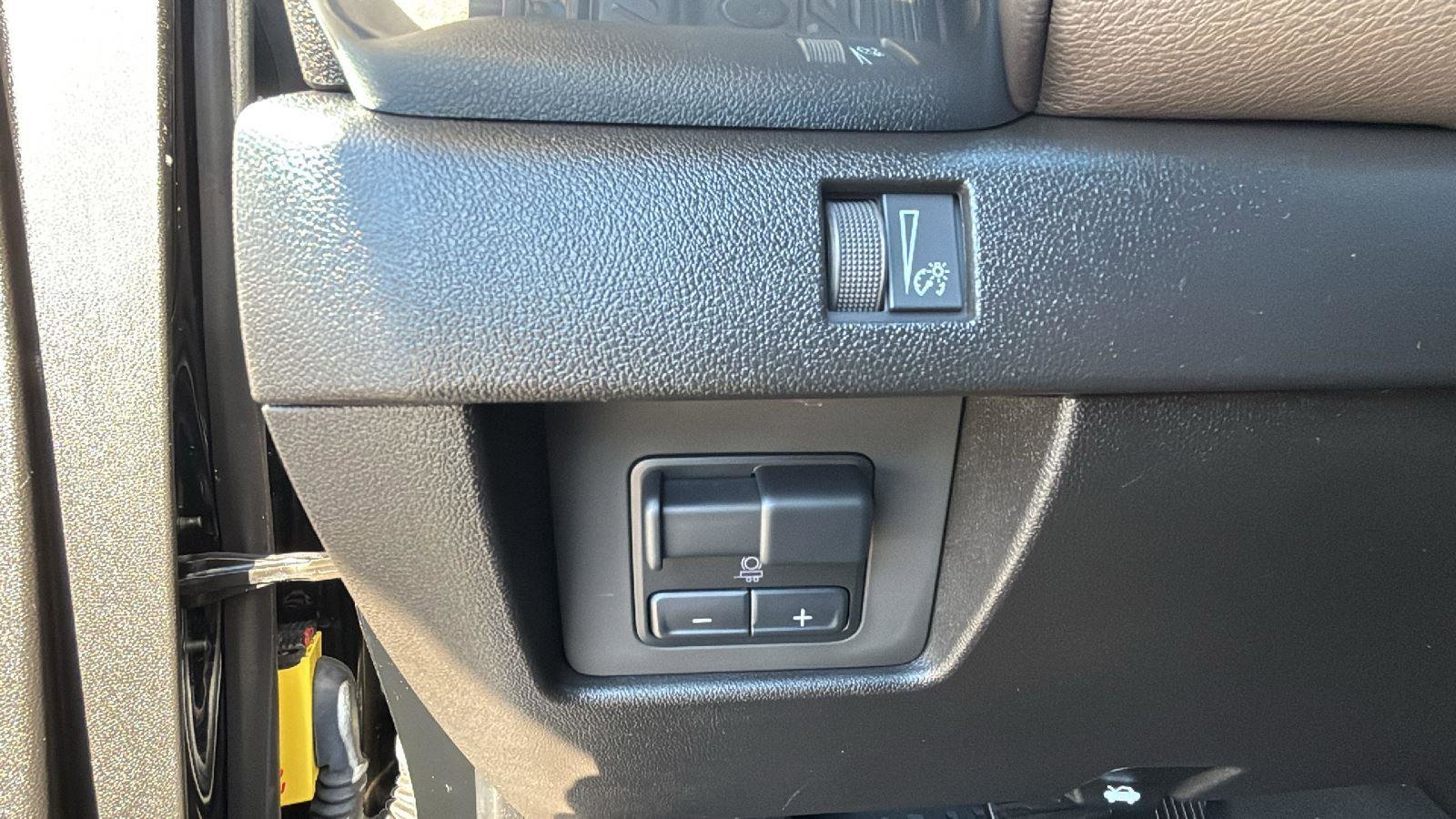 Used 2023 GMC Canyon Denali image 13