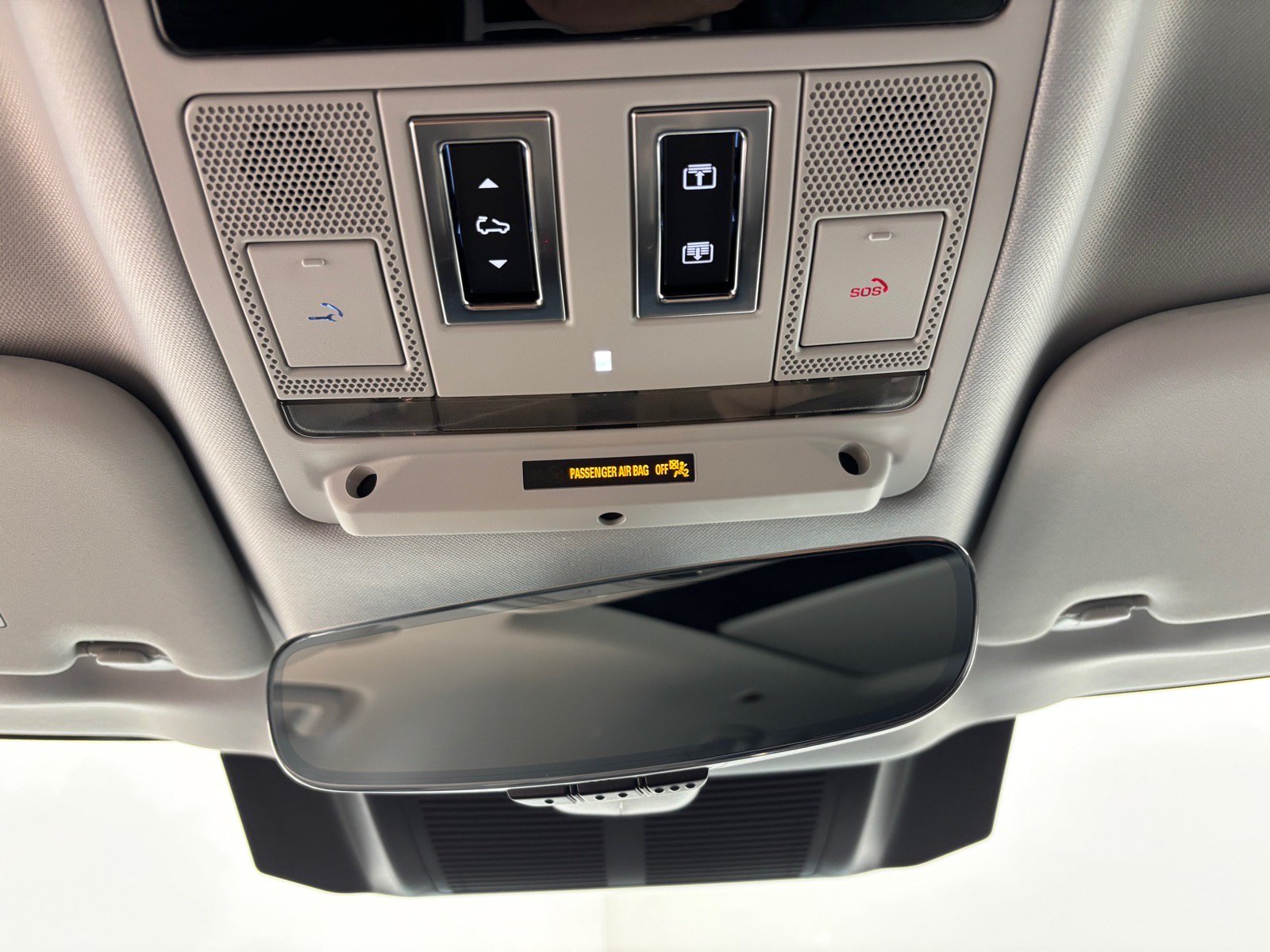 New 2025 Land Rover Defender 130 X-Dynamic SE AWD/4WD image 12