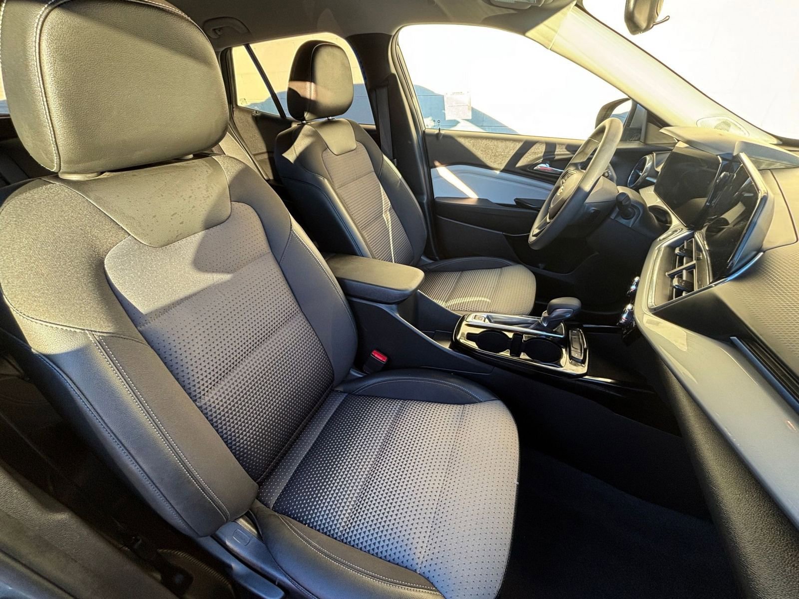 Used 2025 Chevrolet Trax LT image 36