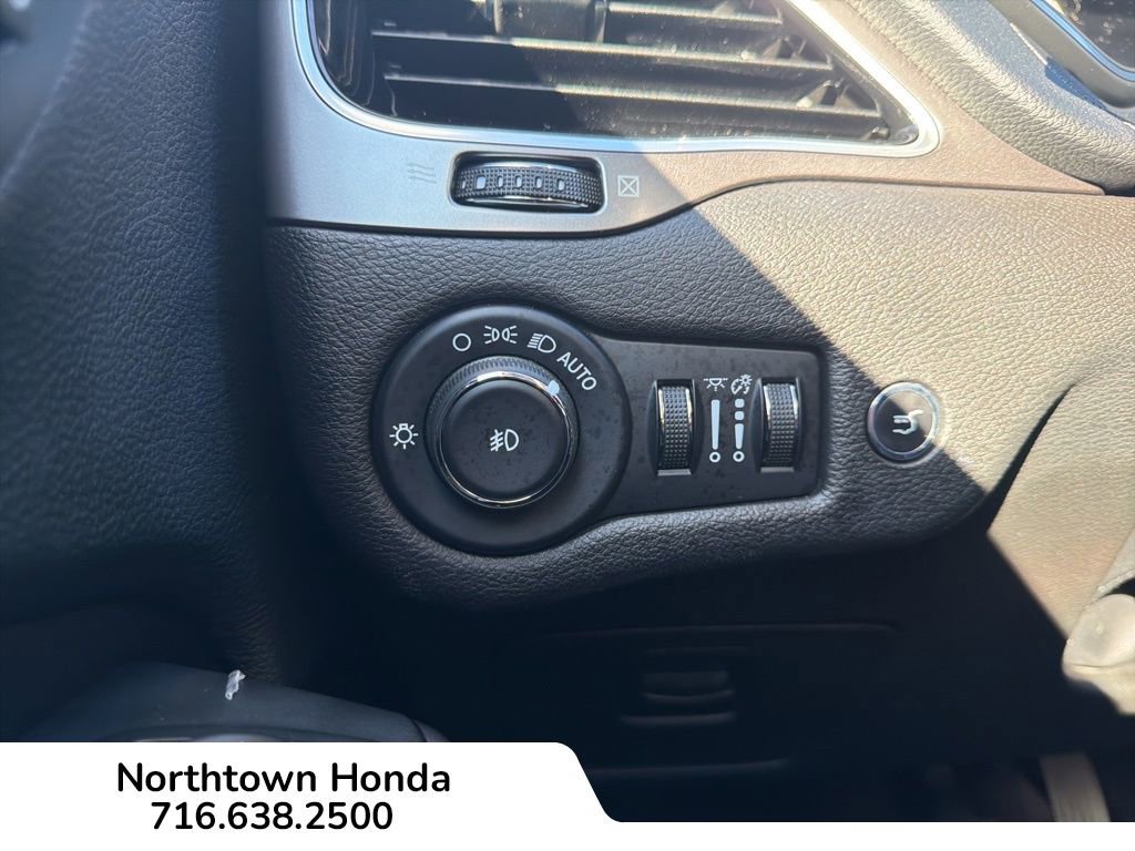 Used 2019 Jeep Cherokee Limited image 18