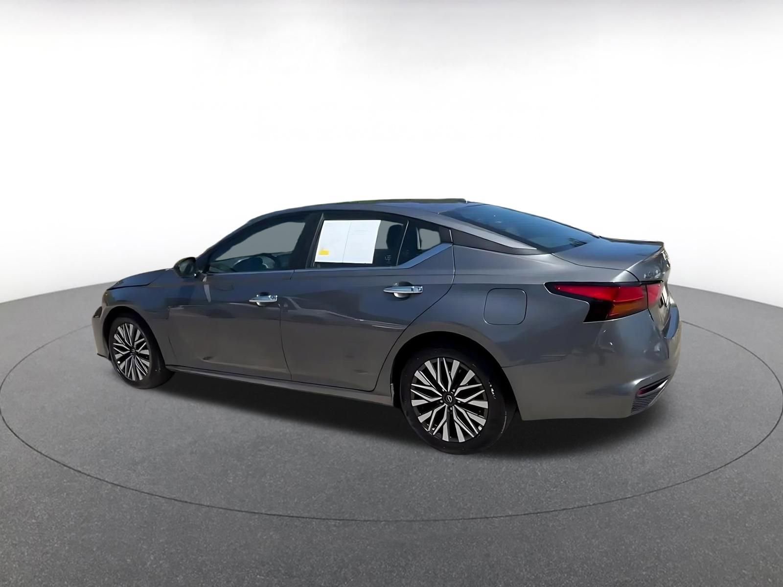 Used 2025 Nissan Altima 2.5 SV FWD image 10