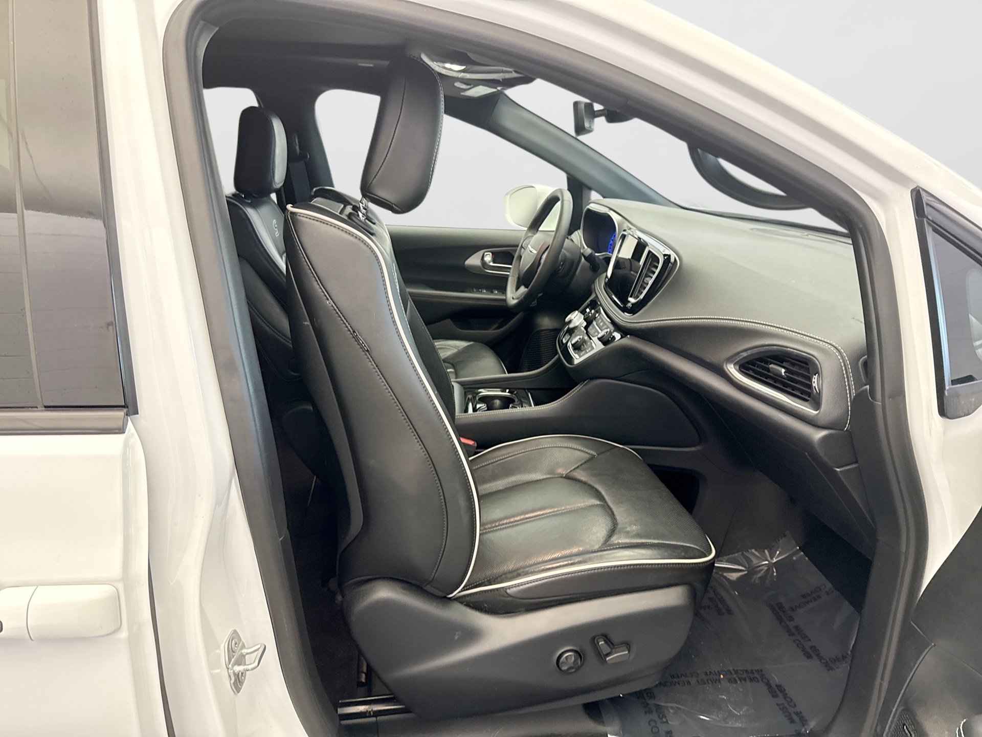 Used 2022 Chrysler Pacifica Limited w/ Uconnect Theater Family Group AWD/4WD image 19