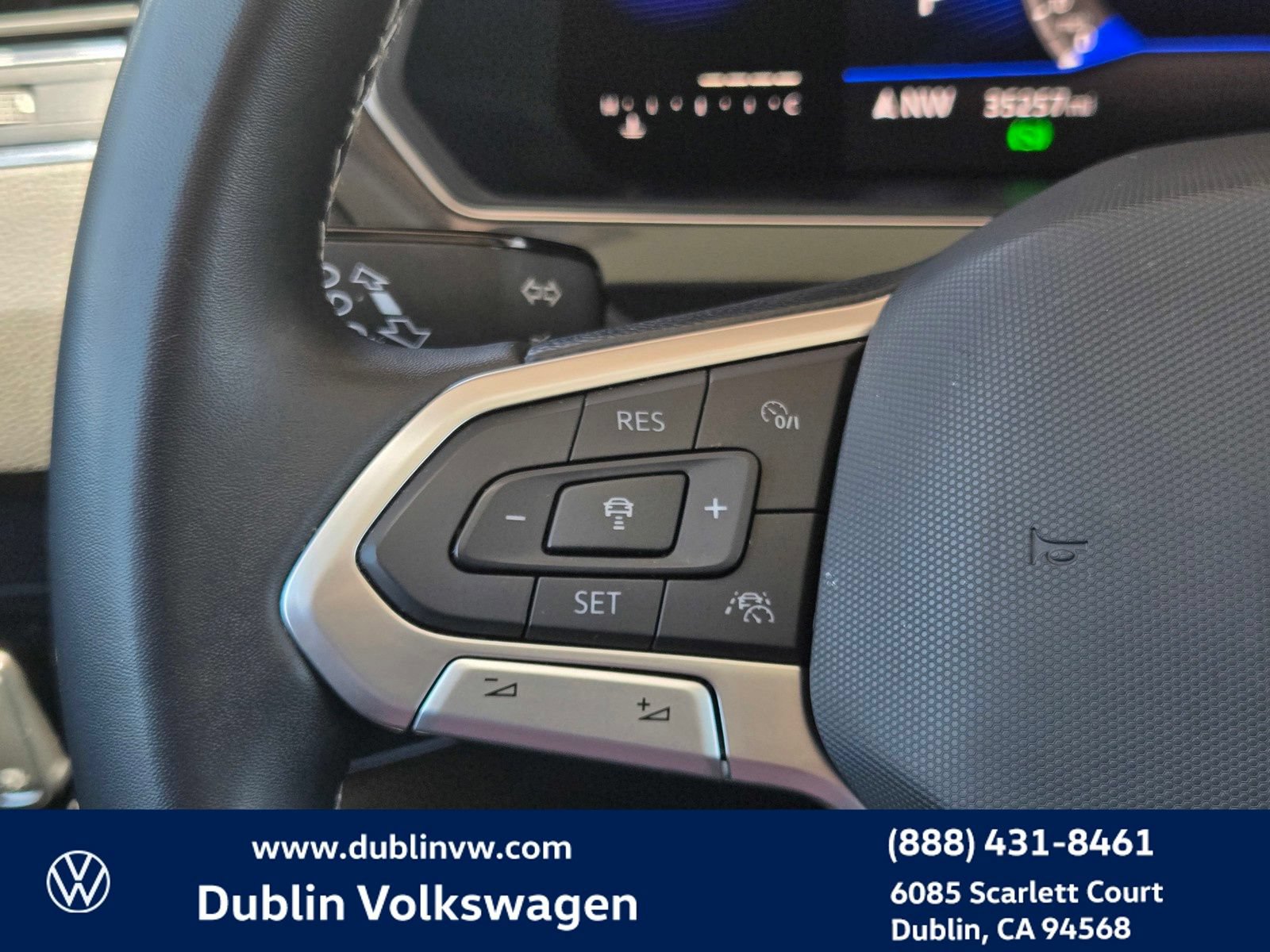 Used 2023 Volkswagen Tiguan SE w/ Panoramic Sunroof Package FWD image 22