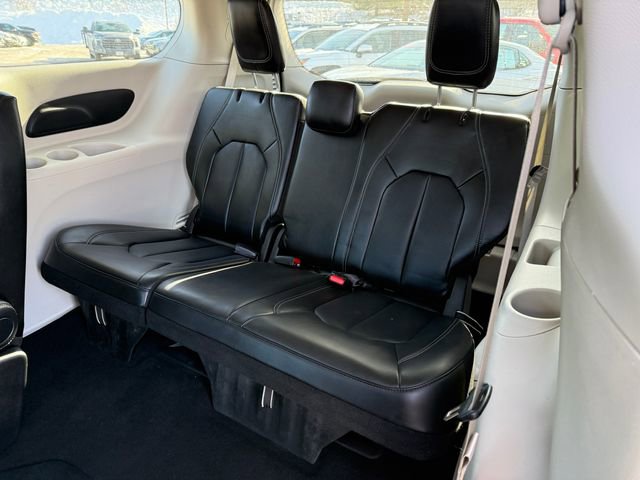 Used 2024 Chrysler Pacifica Touring-L image 7