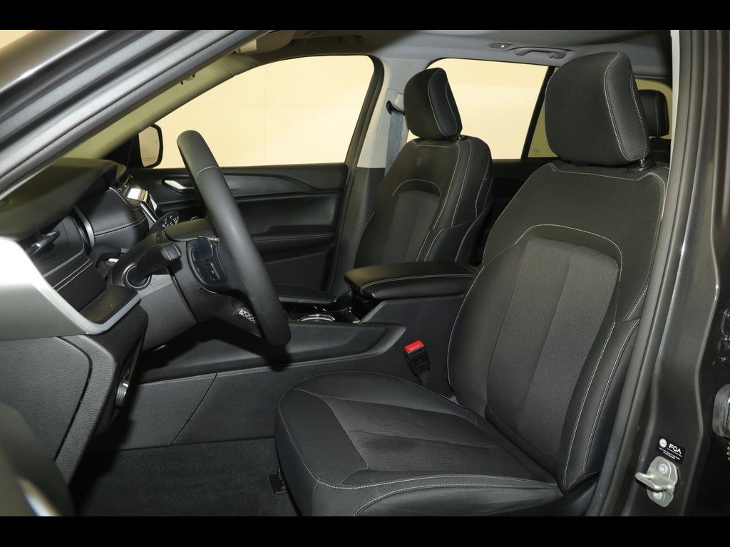 Used 2023 Jeep Grand Cherokee Laredo image 22