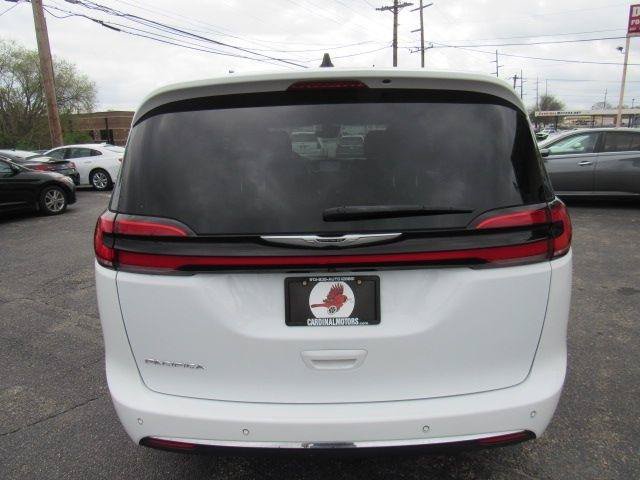 Used 2023 Chrysler Pacifica Touring FWD image 6