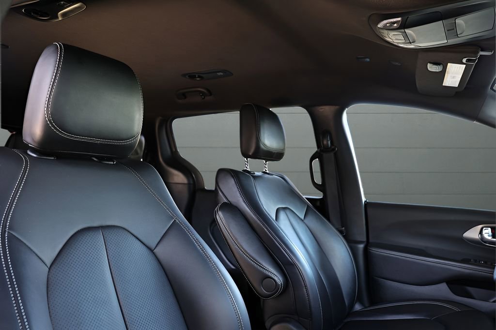 Used 2025 Chrysler Pacifica Select image 73