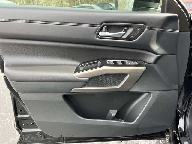 Used 2025 Nissan Pathfinder Platinum image 28