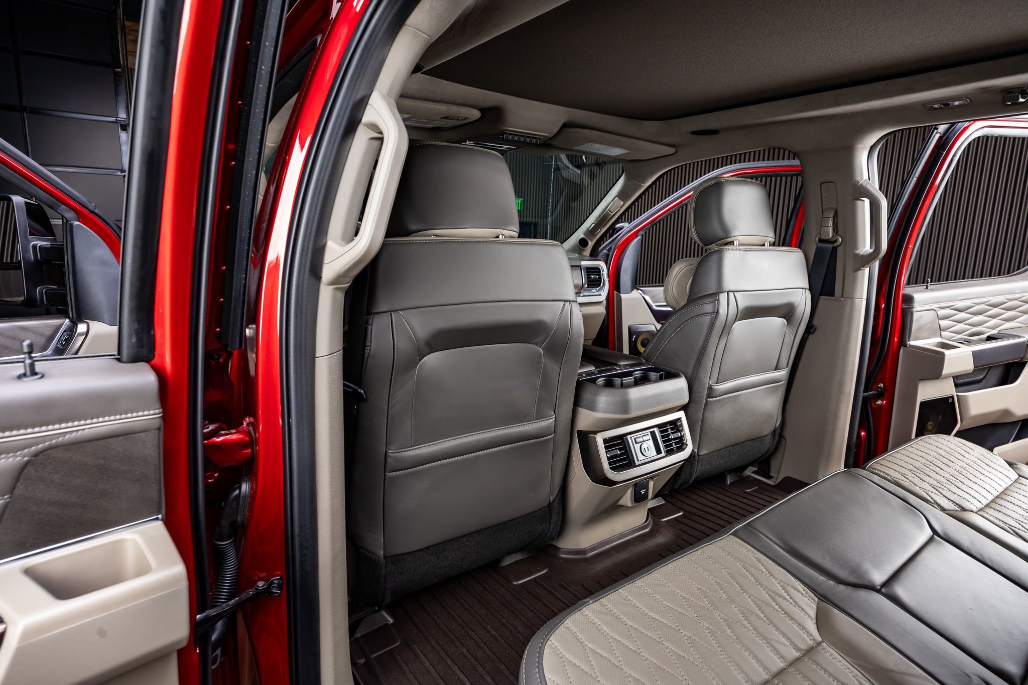 Used 2025 Ford F250 Platinum w/ Platinum Plus Package image 35