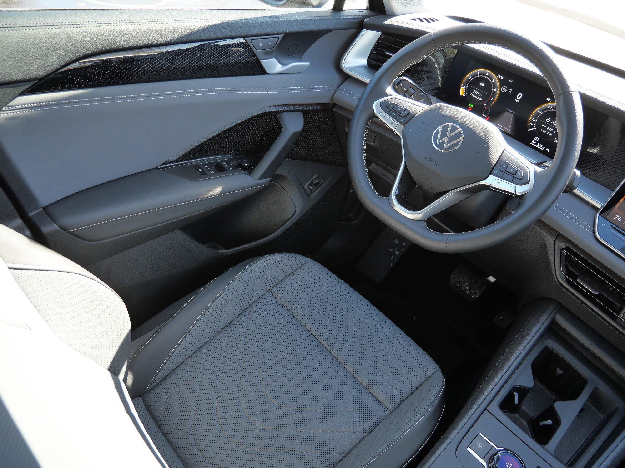 Certified 2025 Volkswagen Tiguan SE image 9