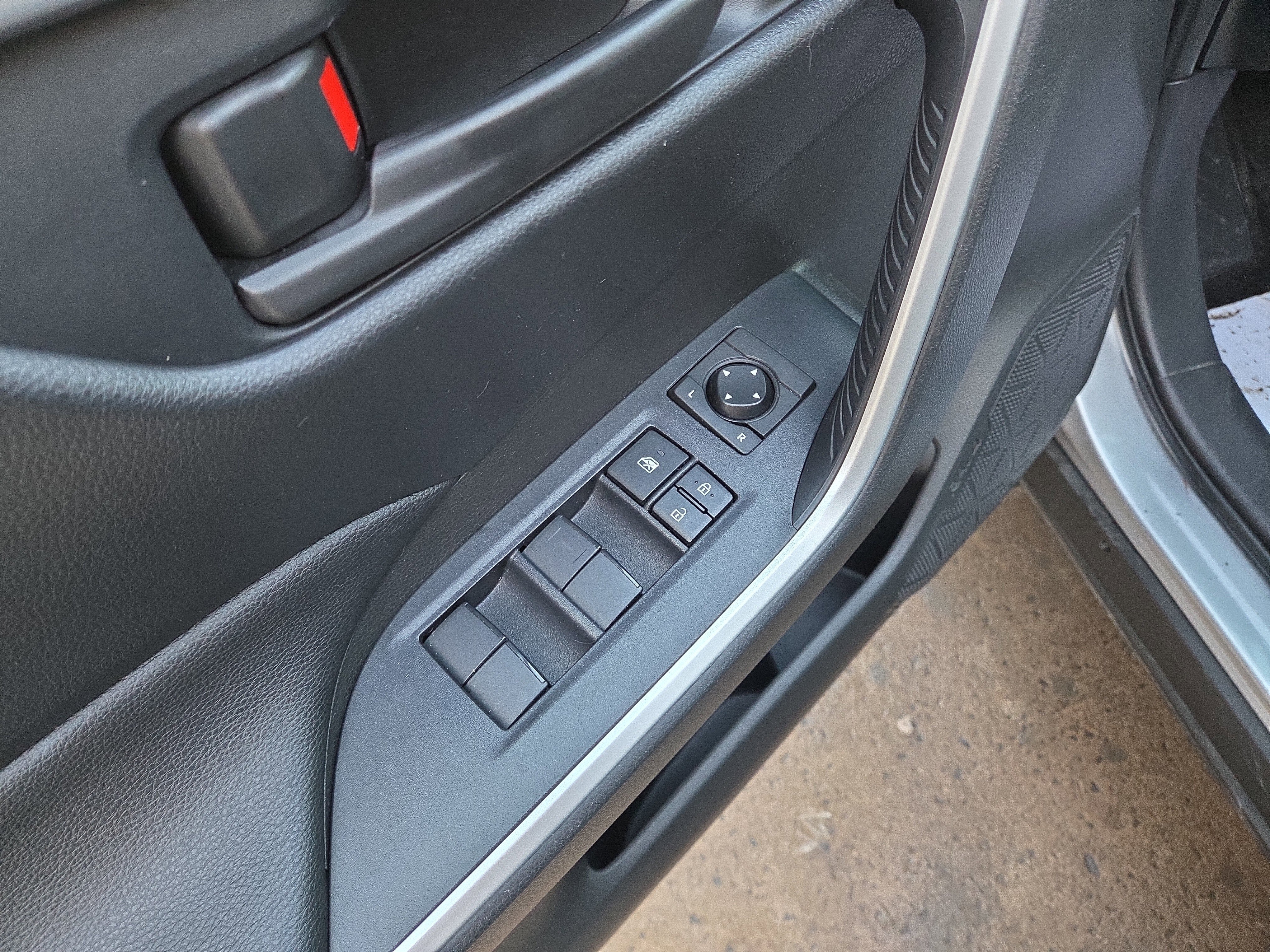 Used 2020 Toyota RAV4 LE image 16