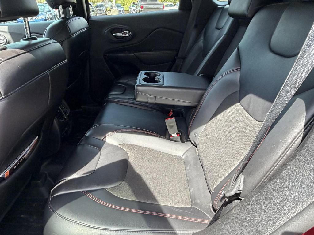 Used 2019 Jeep Cherokee Trailhawk w/ Cold Weather Group AWD/4WD image 12