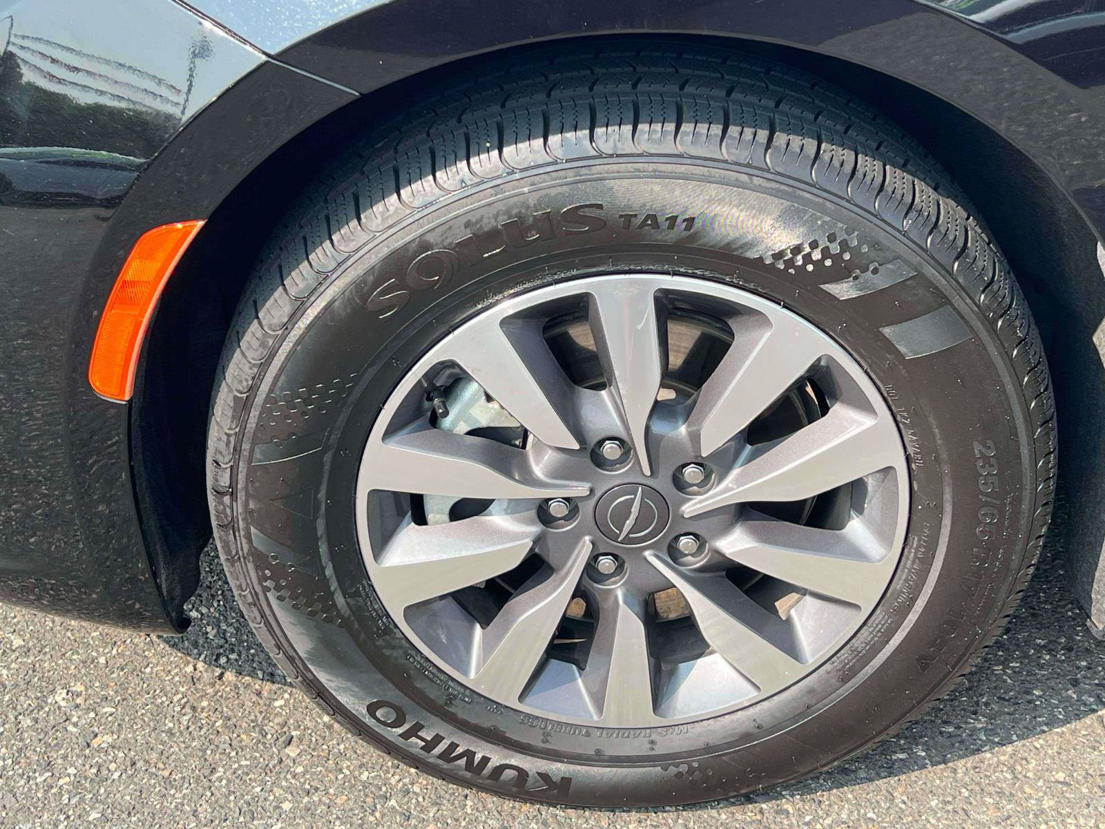Used 2024 Chrysler Pacifica Limited FWD image 6