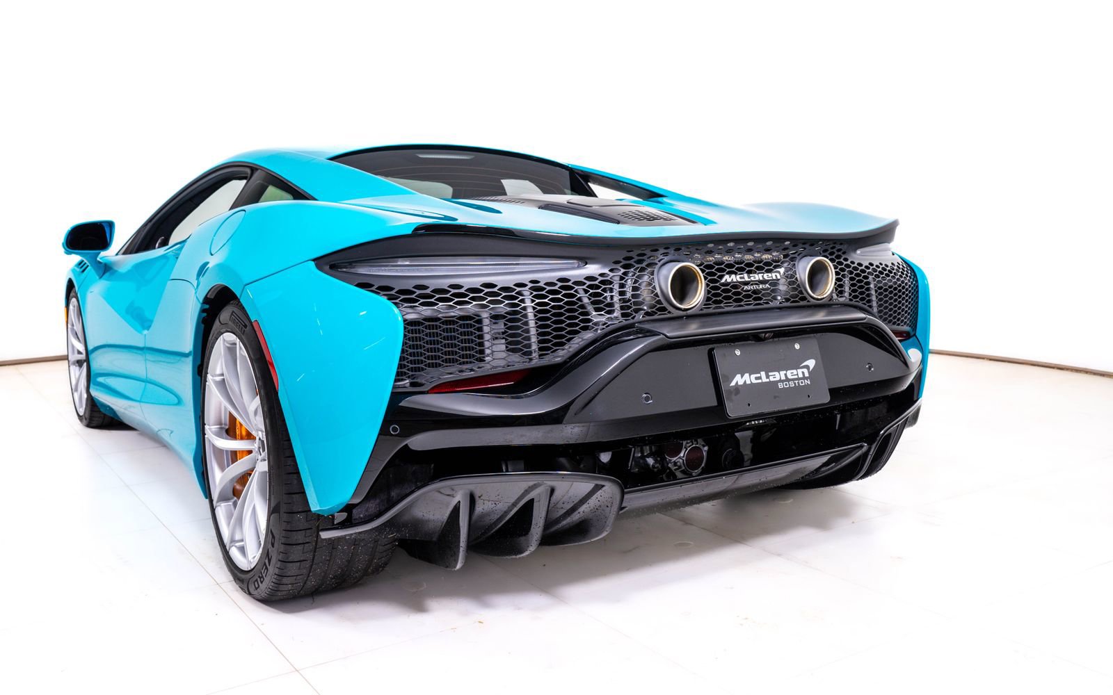 Used 2023 McLaren Artura RWD image 11