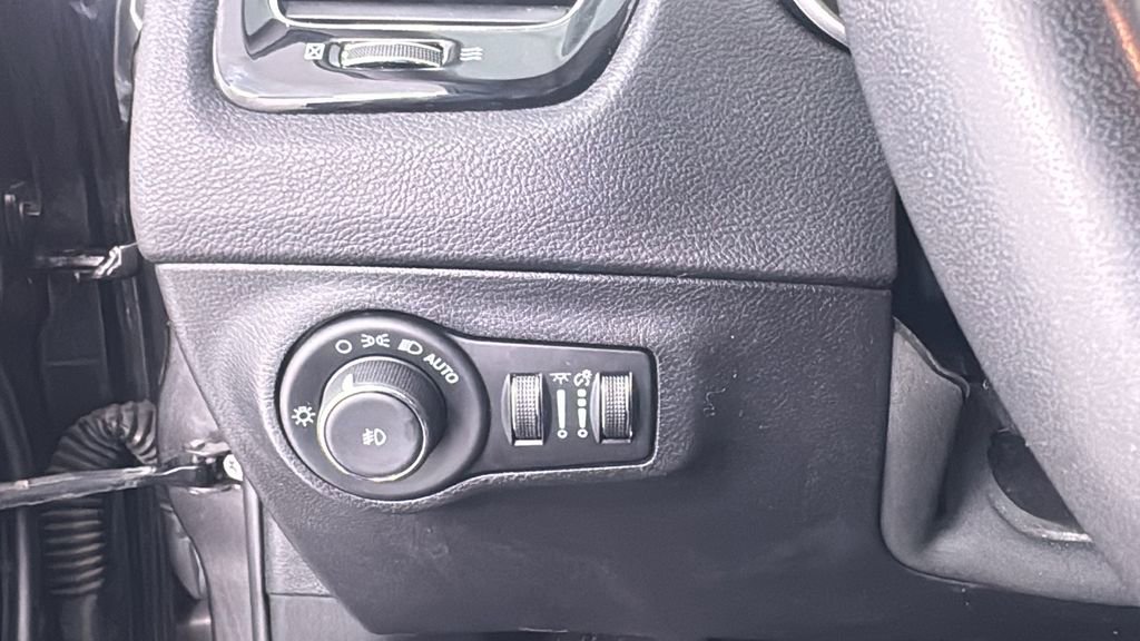 Used 2021 Jeep Compass Latitude image 31