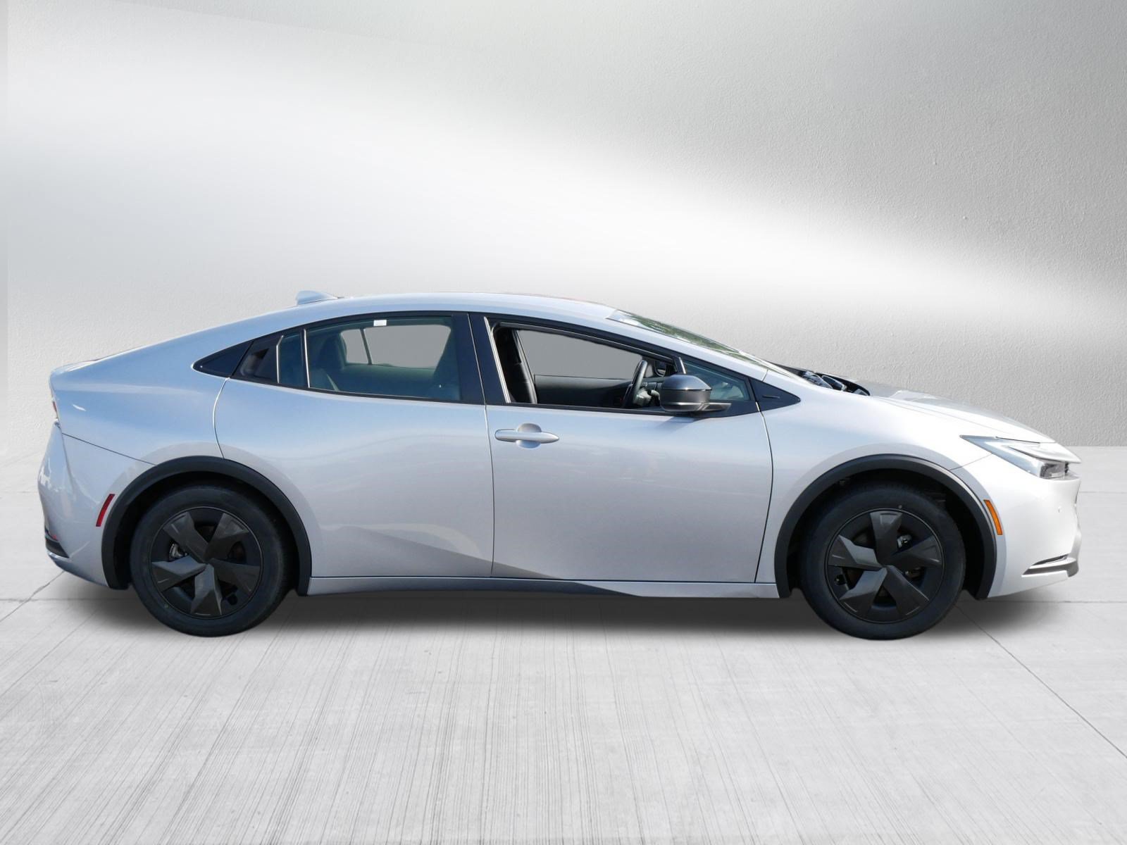 Certified 2025 Toyota Prius LE FWD image 8