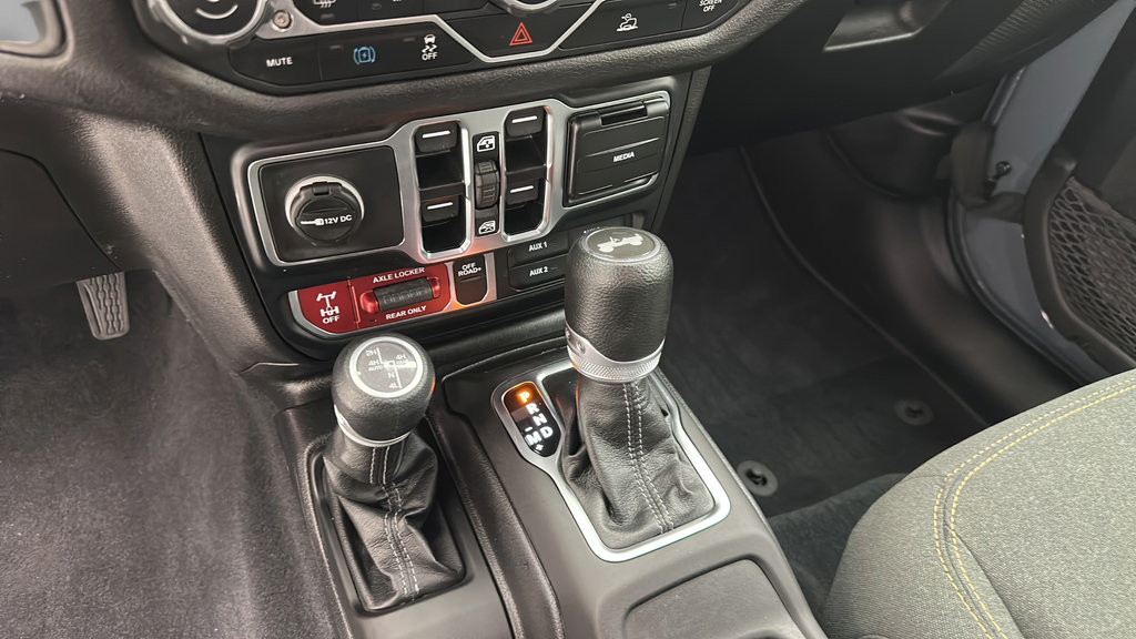 Used 2024 Jeep Wrangler Unlimited AWD/4WD image 19
