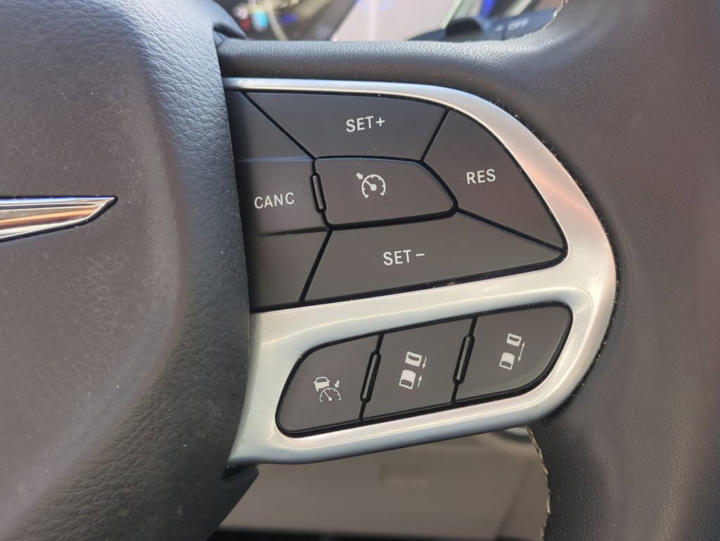 Used 2023 Chrysler Pacifica Touring-L image 28