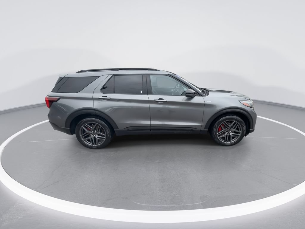 Used 2025 Ford Explorer ST-Line w/ ST-Line Street Pack AWD/4WD image 2