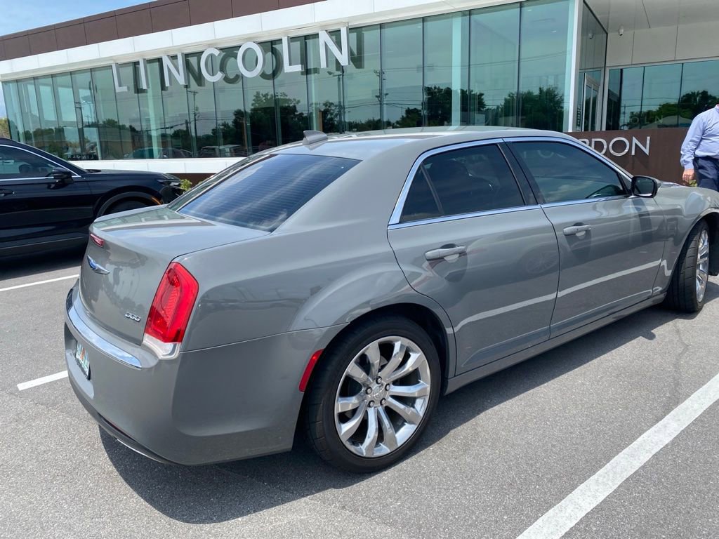 Used 2018 Chrysler 300 Touring L RWD image 3