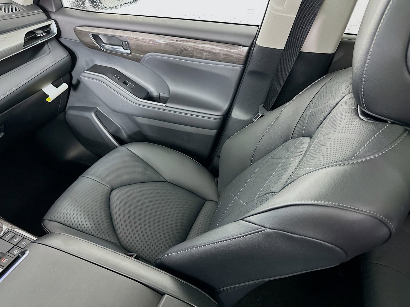 New 2026 Toyota Highlander Platinum image 25