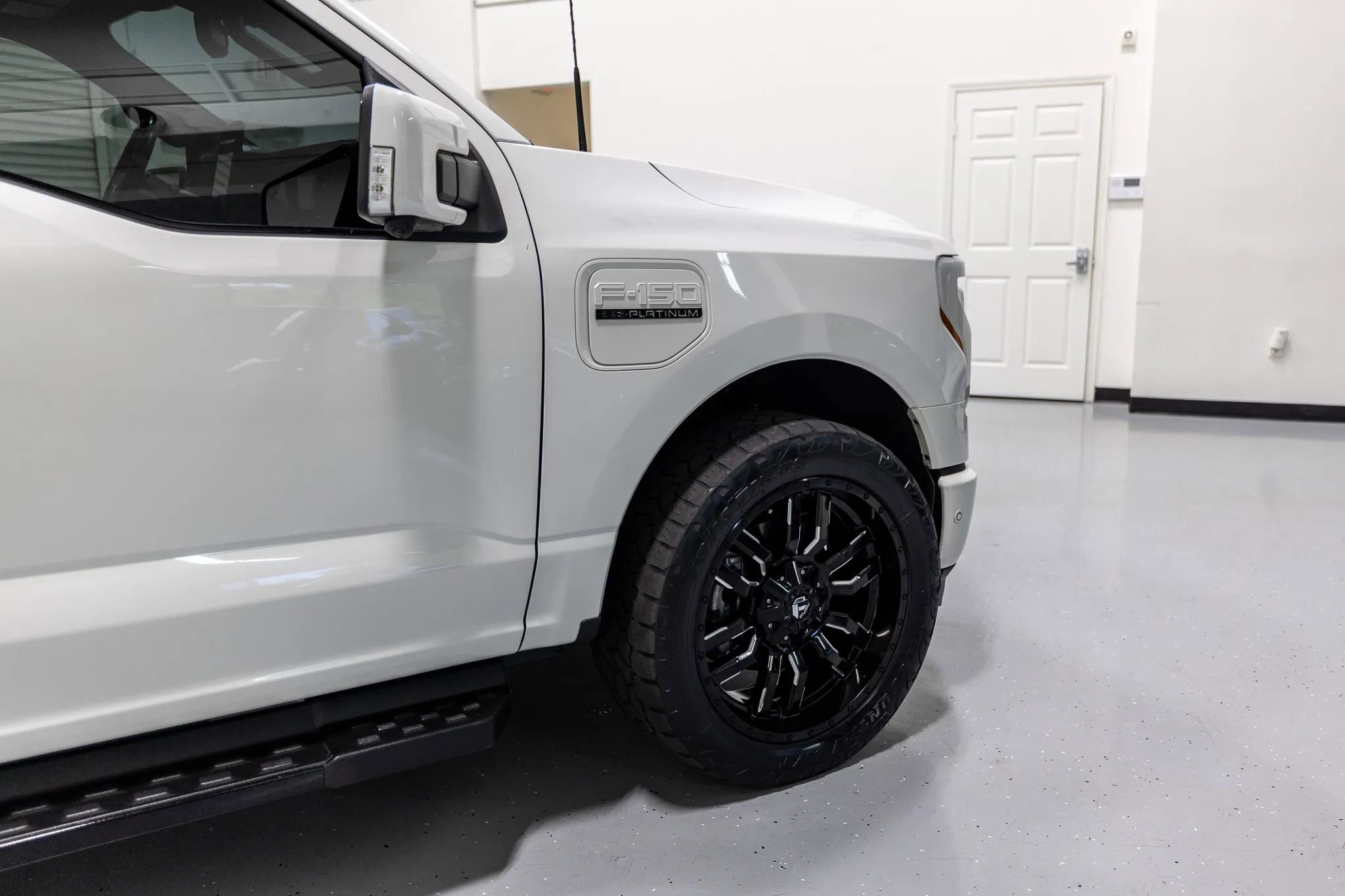 Used 2023 Ford F150 Lightning Platinum AWD/4WD image 27
