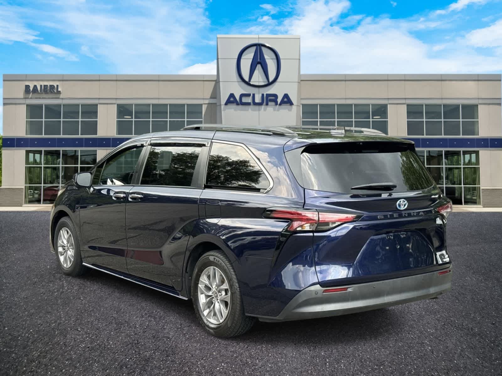 Used 2022 Toyota Sienna XLE FWD image 3
