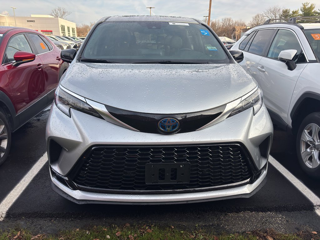 Used 2021 Toyota Sienna XSE image 2