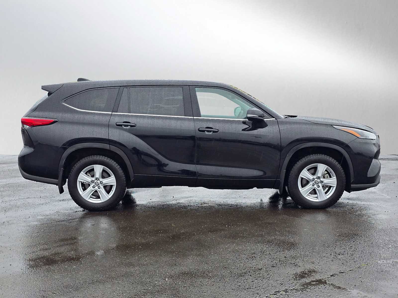 Used 2023 Toyota Highlander LE AWD/4WD image 2