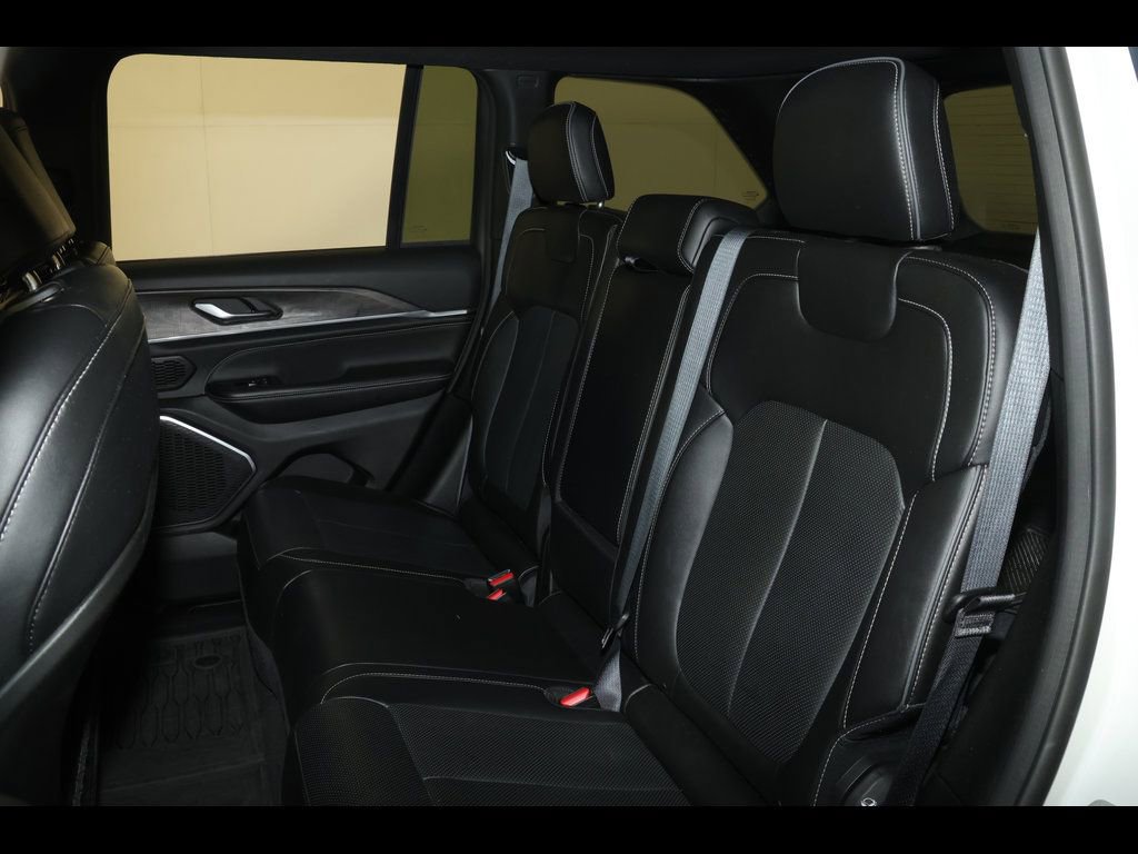 Used 2023 Jeep Grand Cherokee Overland AWD/4WD image 31