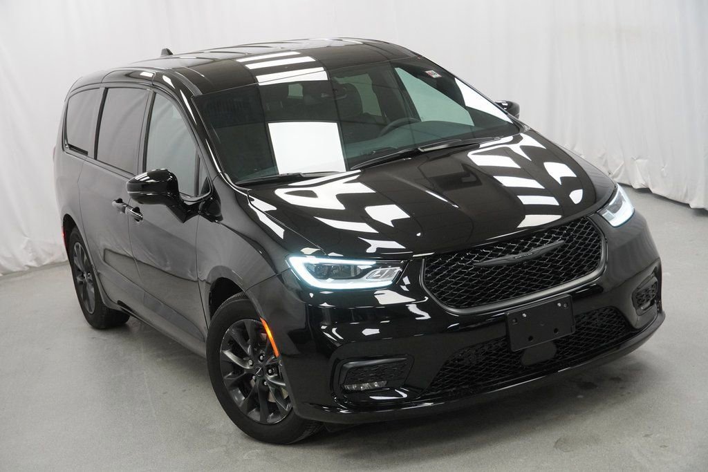 Certified 2024 Chrysler Pacifica Limited image 9