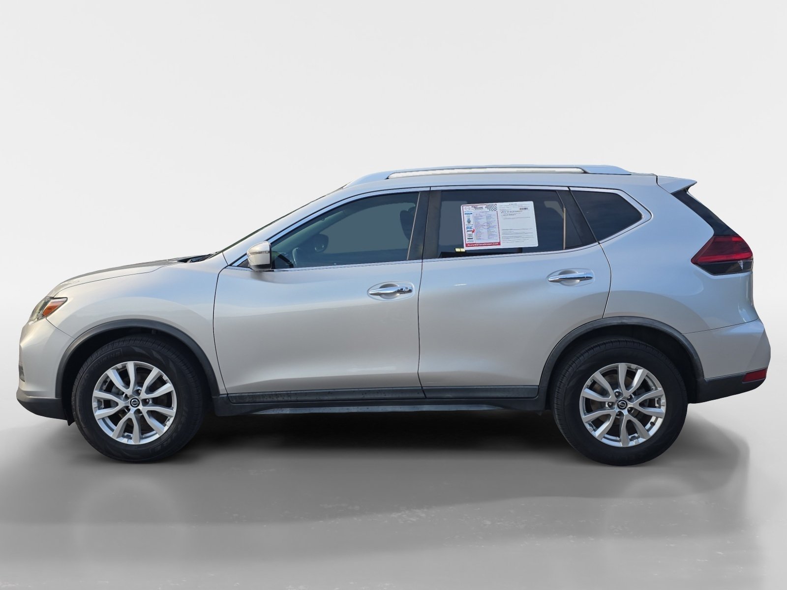 Used 2018 Nissan Rogue SV FWD image 2