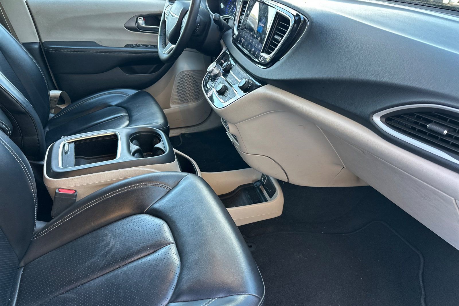 Used 2023 Chrysler Pacifica Touring-L image 18