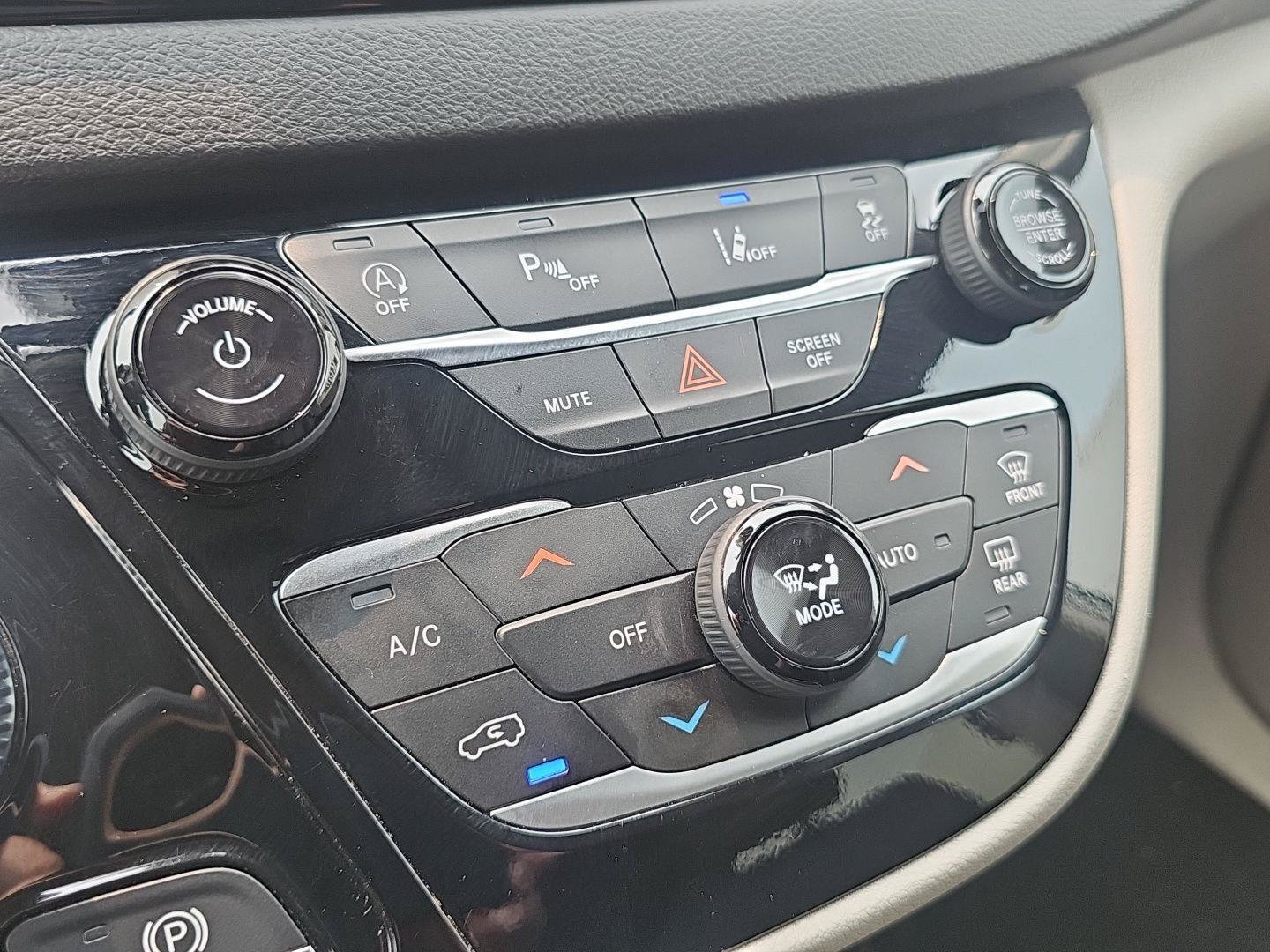 Used 2024 Chrysler Pacifica Touring-L FWD image 15